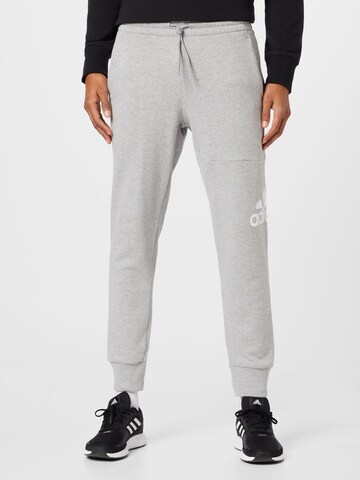 ADIDAS SPORTSWEAR - Tapered Calças de desporto 'Essentials' em cinzento: frente