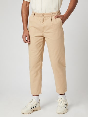 Kosta Williams x About You Regular Pleat-Front Pants in Beige: front