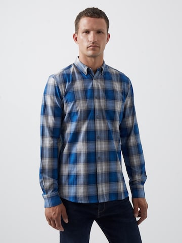 Coupe regular Chemise FRENCH CONNECTION en bleu : devant