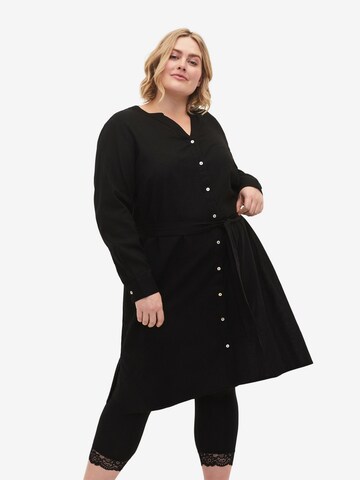 Zizzi - Vestidos camiseiros 'Vflex' em preto: frente