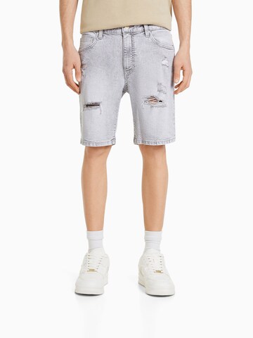 Bershka Regular Jeans in Grijs: voorkant