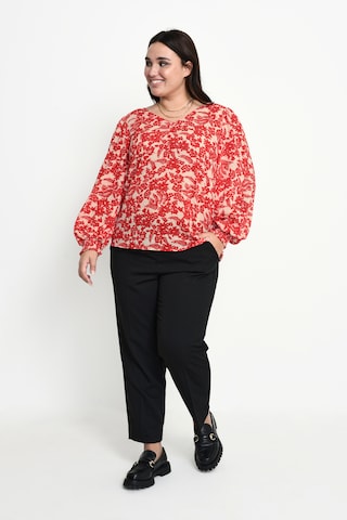 KAFFE CURVE - Blusa 'Ronja' em vermelho