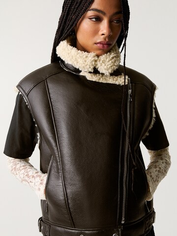 Pull&Bear Weste in Braun