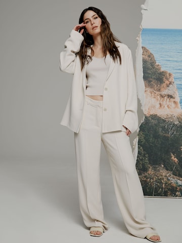 A LOT LESS Wide leg Pleated Pants 'Daliah' in White