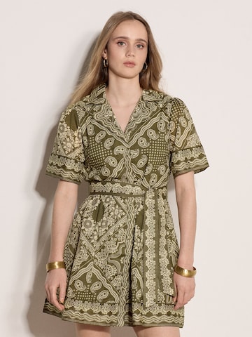 Apricot Scarf Print Shirt Mini Dress ' ' in Grün: Vorderseite