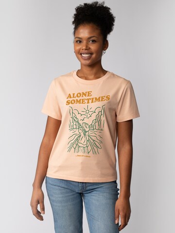 T-shirt 'Alone Sometimes But Its Okay' Watapparel en orange : devant
