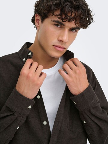 Coupe slim Chemise 'NIKO ' Only & Sons en marron
