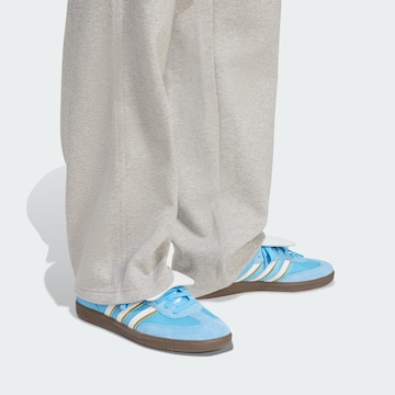 ADIDAS ORIGINALS - Loosefit Pantalón 'Trefoil Essentials' en gris
