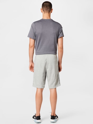 Nike Sportswear Regular Shorts in Grau