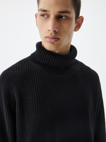 Pulover de la Pull&Bear pe negru