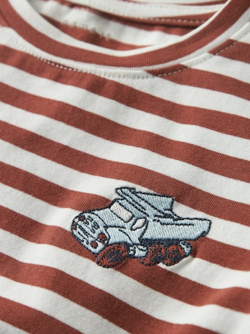 Tricou 'NMMNITU' de la NAME IT pe roșu