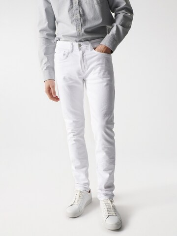 Coupe slim Pantalon chino Salsa Jeans en blanc : devant