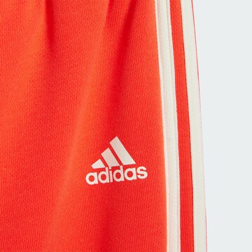Survêtement 'Essentials' ADIDAS SPORTSWEAR en rouge