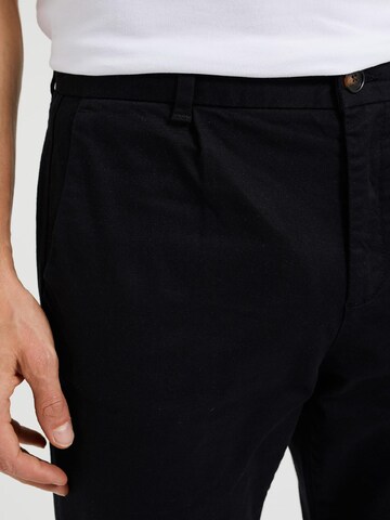 Slimfit Pantaloni con pieghe di WE Fashion in nero