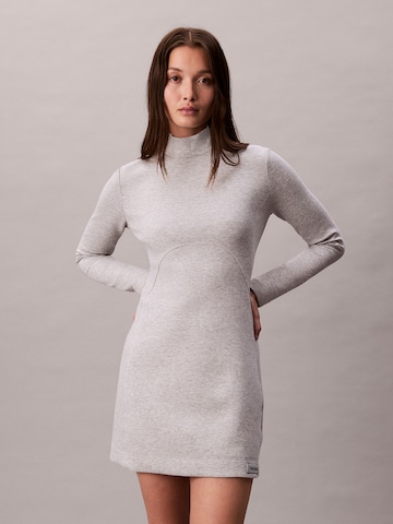 Rochie de la Calvin Klein Jeans pe gri: față