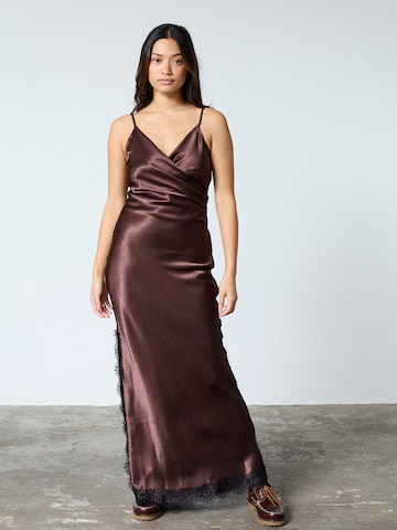 Rochie de seară 'N.ERO-DR1' de la SISTERS POINT pe bronz: față