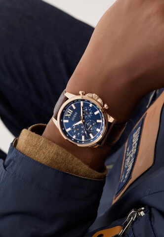 GUESS Analogt ur 'WALKER' i brun