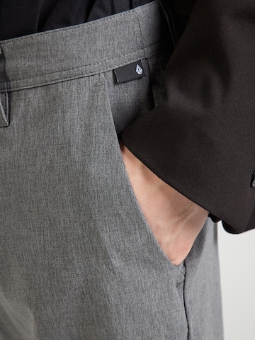 pilka Volcom Standartinis „Chino“ stiliaus kelnės 'Frickin'