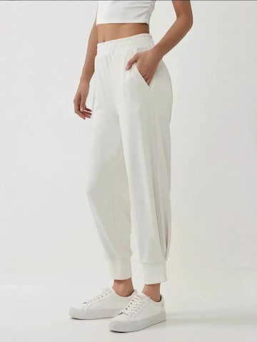 Hiccup Tapered Hose in Beige: Vorderseite