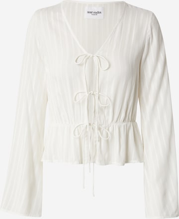 noar studios Blus i vit: framsida