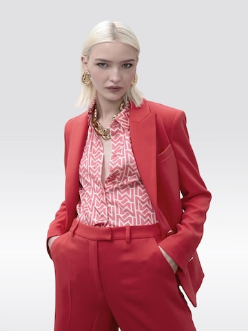 Lola Casademunt - Blazer en rojo: frente