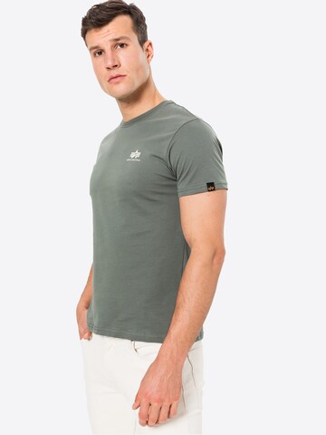 ALPHA INDUSTRIES - Ajuste regular Camiseta en verde