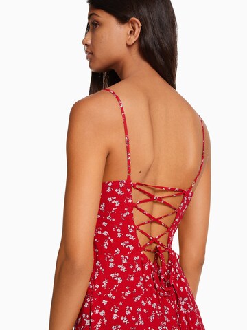 Robe ' VESTIDO MIDI  MARROCAIN EST FLORES' Bershka en rouge