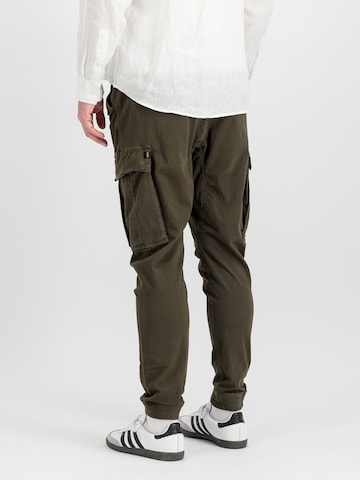 ALPHA INDUSTRIES Tapered Cargobyxa 'Airman' i grön