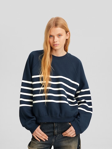 Sweat-shirt Bershka en bleu : devant