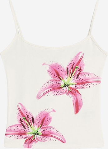 Top de la Bershka pe alb: față