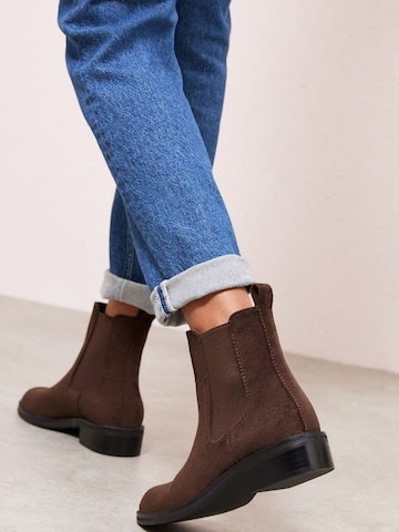 Friends Like These Chelsea Boots in Braun