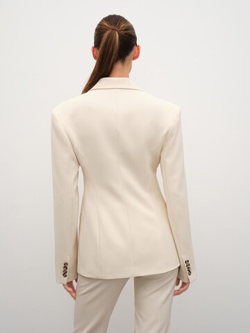 RÆRE by Lorena Rae Blazer 'Cosima' i hvid