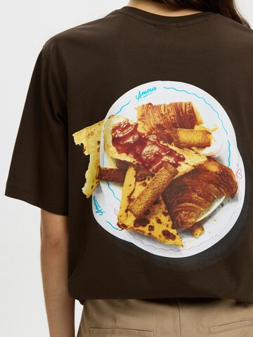 SELECTED - Camiseta 'Selected x Hotel Amour' en marrón