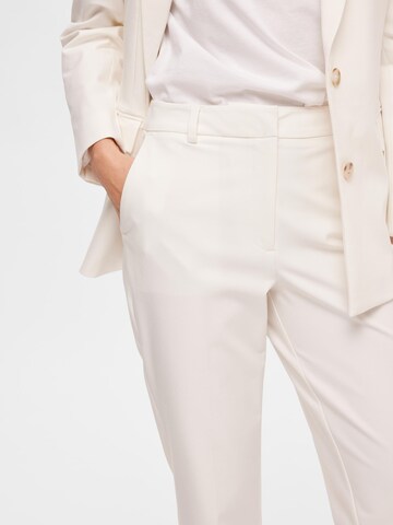 SELECTED FEMME - regular Pantalón de pinzas 'ELIANA' en blanco