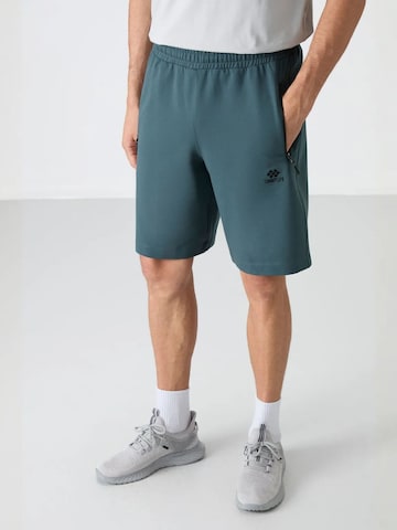 Tommy Life Regular Pants in Blue: front