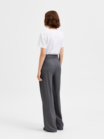 Wide Leg Pantalon à plis 'Anni' SELECTED FEMME en gris