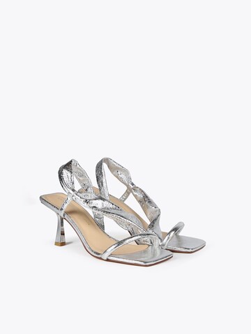 Lola Casademunt - Sandalias con hebilla en plata