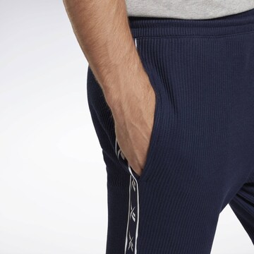 Tapered Pantaloni sportivi di Reebok in blu