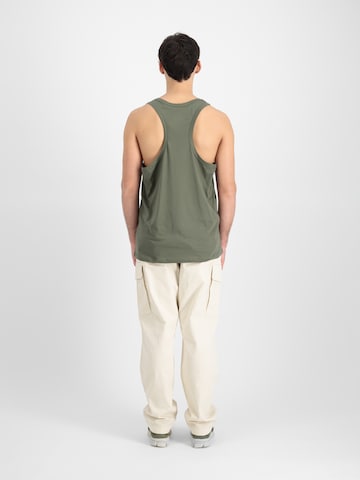 ALPHA INDUSTRIES Футболка в Зеленый