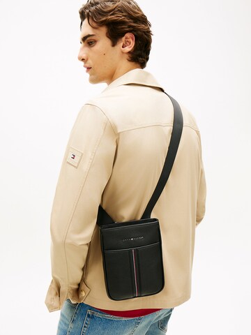 TOMMY HILFIGER Crossbody Bag in Black