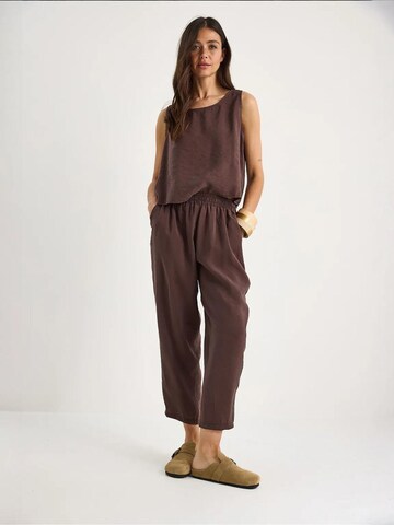 Completo pantalone di Bianco Lucci in marrone