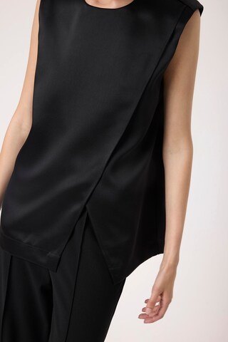 SOAKED IN LUXURY Top in Schwarz