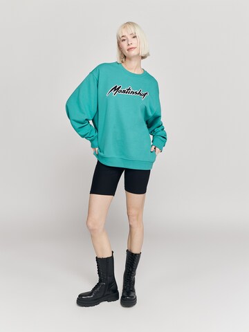 ABOUT YOU x StayKidSweater majica ' Freunde vom Martinshof' - plava boja