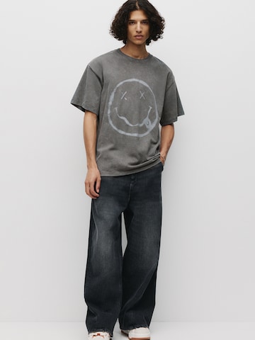 Pull&BearMajica 'NIRVANA SMILEY' - siva boja: prednji dio