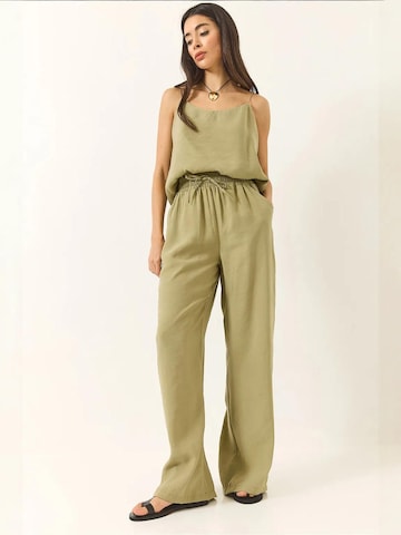 Completo pantalone di Bianco Lucci in verde: frontale