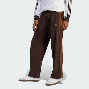 ADIDAS ORIGINALS - Loosefit Calças com pregas 'Firebird' em castanho: frente