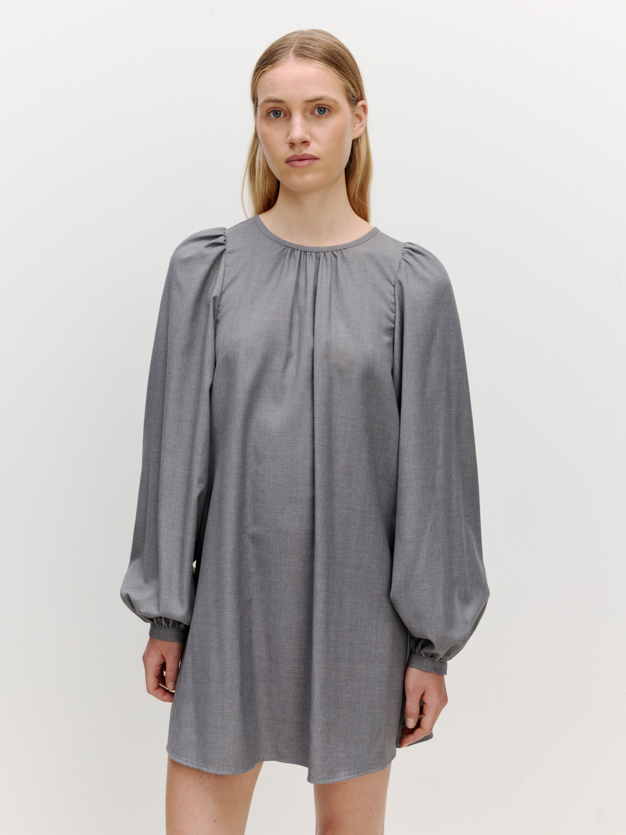 EDITED Produits Robe 'Maija' gris