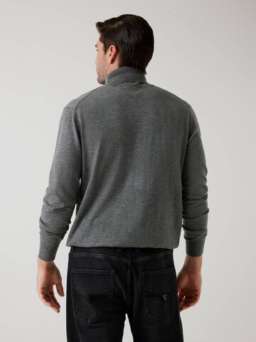 GUESS Sweater in Grey