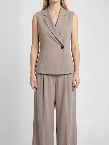 Opal Studio Vest ' Sassi ' in Braun: Vorderseite
