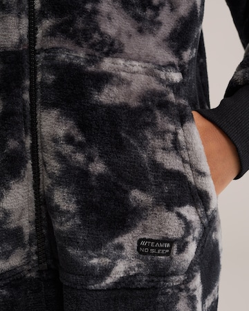 Pijamale de la WE Fashion pe negru